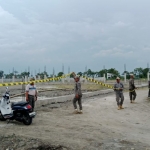 Petugas Satpol PP Jombang memasang 
