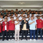 Gus Qowim (jaket hitam) bersama pengurus Inter Kediri dan para pemain. (Ist)