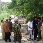 Pemkab Blitar bersama DPRD Kabupaten Blitar melakukan kunjungan di Blitar selatan. Foto: tri susanto/BANGSAONLINE