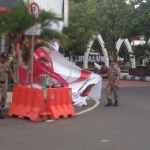 Kegiatan penertiban APK di depan Gedung Gasibu Swadaya. foto: YUNIARDI SUTONDO/ BANGSAONLINE