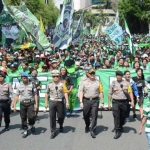 Ribuan Bonek turun ke jalanan Surabaya pada Senin (26/12). Dalam aksi bertujuk Aksi Bela Persebaya tersebut, mereka menuntut kejelasan status Persebaya Surabaya jelang kongres PSSI pada 8 Januari di Bandung.