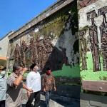 Bacabup Sidoarjo, Bambang Haryo Soekartono (BHS) bersama para veteran saat kunjungi Gedung Juang 45 Sidoarjo, Selasa (16/6/2020). (foto ist).