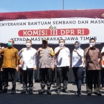 Kapolda Jatim dampingi Komisi III DPR RI bagikan sembako dan masker ke masyarakat. (foto: ist)