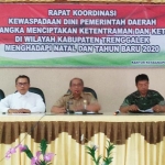 Kepala Kesbangpol Trenggalek Widarsono (tengah) saat Rakor penanganan konflik sosial dan kewaspadaan dini dalam rangka menciptakan Kamtibmas.