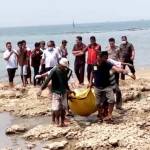 Petugas dibantu warga saat mengevakuasi mayat. foto: rahmatullah/ BANGSAONLINE