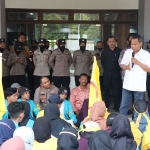 Kapolres Ngawi, AKBP. Dwiasi Wiyatputera bersama mahasiswa saat menyampaikan aspirasi di depan Gedung DPRD, Jumat(9/9/2022)