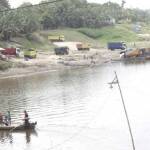 Tampak para penambang pasir di Bengawan Solo yang makin marak. (foto: eky nurhadi/BANGSAONLINE)
