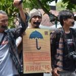 AKSI. Sejumlah anggota AJI Bojonegoro saat menggelar aksi di depan kantor Pemkab setempat. Foto: eky nurhadi/BANGSAONLINE