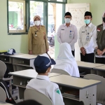 Wali Kota Batu Dra. Hj. Dewanti Rumpoko meninjau pelaksanaan pembelajaran tatap muka (PTM) terbatas di beberapa sekolah yang sudah menggelar kegiatan belajar mengajar, Senin (6/9/2021). (foto: ist)