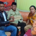 Tohar (jaket hitam) saat bersama Ketua DPC Hanura.