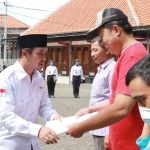 Wakil Wali Kota Pasuruan Adi Wibowo menyerahkan sertifikat penghargaan kepada pendonor darah terbanyak.