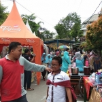 Acara jalan sehat tambah meriah dengan adanya bazar yang diikuti sebanyak 30 stand pedagang yang menjual makanan, minuman mainan hingga pakaian. Foto: Yudi A/BANGSAONLINE