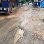 Kondisi jalan kabupaten yang ada di perempatan dan depan Pasar Kecamatan Konang Kabupaten Bangkalan. foto: AHMAD FAUZI/ BANGSAONLINE