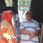 Wali Kota Mojokerto Ika Puspitasari saat mengunjungi Djaenah, pemilik rumah korban kebakaran, Jumat (20/9).