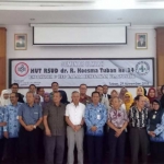 Para tenaga medis RSUD Tuban usai mengikuti acara seminar pengenalan alat-alat medis baru yang didatangkan.