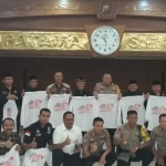 Kapolda Jawa Timur Irjen Luki Hermawan dan Wakil Kapolda Jawa Timur Brigjen Pol Toni Harmanto foto bersama dengan para pimpinan perguruan pencak silat di Gedung Patuh Lantai 2 Mapolda Jatim Jalan A Yani 116 Surabaya, Selasa (27/8/2019). foto: bangsaonline.com