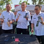 Pemusnahan barang ilegal berupa handphone yang dilakukan Kanwil Ditjenpas Jatim.