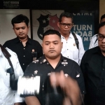 Suami korban besama empat pengacaranya saat melaporkan kasus dugaan malpraktik cabut gigi hingga meninggal dunia di Mapolres Ngawi, Senin (28/5/2024).