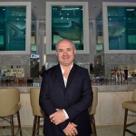 Damien Hirst di Hotel miliknya. foto: mirror.co.uk