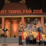 Plh Gubernur Jatim Dr AKH Sukardi, MM  ditemani Kepala Dinas Kebudayaan dan Pariwisata Jatim, Dr. H. Jarianto, M.Si, membuka Acara Majapahit Travel Fair di Grand City Surabaya. 