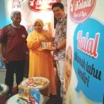 HALAL. Mama Dedeh dan Richard Cahadi (kanan) Managing Director PT MGFI. foto : nisa/bangsaonline
