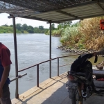 Sepeda motor dan jaket milik korban yang ditemukan di TKP.  Foto : Ist.