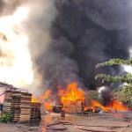 Gudang TNI AD yang terbakar di jalan Jepara Surabaya pagi hari tadi (foto: Rusmiyanto)