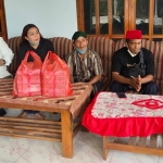 Dari kiri: Suharno, Irma Yulianti, Gus Rien dan Gus Basori (perwakilan warga dan relawan) saat menyerahkan hasil donasi kepada Suyadi, orang tua almarhum Rafa. foto: ist.