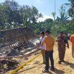 Saat pihak berwajib melakukan penyelidikan rumah terbakar.