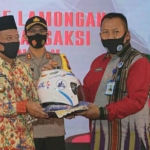 Bupati Fadeli menyerahkan fasilitas POL kepada Direktur Perumda Pasar Lamongan Suhartono. (foto: ist)