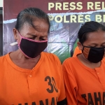 Dua emak pelaku pencurian dagangan toko saat dihadirkan dalam rilis di Mapolres Blitar.