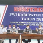 Pengurus PWI Jatim saat memimpin pelaksanaan konferensi.