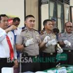 Kapolres Blitar Kota AKBP, Yossy Runtukahu saat menunjukkan barang bukti berupa ganja dan sabu-sabu. foto: TRI SUSANTO/ BANGSAONLINE