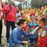 Bupati Trenggalek Emil Dardak dan Arumi Bachsin menyapa penari cilik saat event yang digelar STKSI, di alun-alun Kota Trenggalek, kemarin (30/4). foto: herman/ BANGSAONLINE