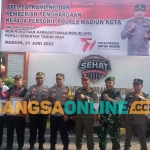 Para pemenang lomba Satkamling saat berfoto bersama Kapolres Madiun Kota, AKBP Agus Dwi Suryanto. Foto: HENDRO SUHARTONO/BANGSAONLINE