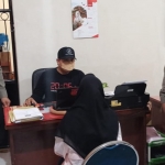 Petugas saat menginterogasi pelaku pembuang bayi di Sidoarjo