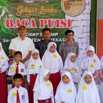 Pemenang Lomba Baca Puisi se-Kabupaten Pamekasan saat menerima hadiah di Kafe Literasi.