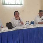 Direktur Umum Perumda Giri Tirta Gresik Ahmad Rusdilfahmi (dua dari kiri) saat menjelaskan kenaikan tarif pemakaian air. Foto: Ist.