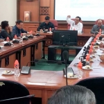 Bupati Sambari memberikan pemaparan kepada tim DKN. foto: SYUHUD/ BANGSAONLINE