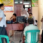 Suasana perekaman E-KTP di Balai Desa Kertagena Laok, Kecamatan Kadur, Sabtu (6/2).