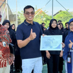 Kepala BPJS Kesehatan Bojonegoro, Wahyu Giyanto, saat menyerahkan piagam kerja sama kepada Kepala SR Integrasi Kabupaten Tuban, Vera Khairun Nissa.