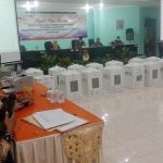 RAMPUNG: Rekapitulasi hasil penghitungan suara yang digelar KPU Sidoarjo, Rabu (16/12) petang. foto: ist.