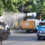 PMI Kota Pasuruan saat sedang melakukan penyemprotan disinfektan. (foto: ist).