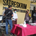 Satreskrim Polresta Banyuwangi saat konferensi pers terkait pria yang viral di media sosial lantaran melakukan masturbasi di depan pendopo bupati setempat.
