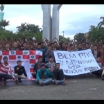 Mahasiswa yang tergabung dalam Forum Komunikasi (Forkom) Dewan Mahasiswa (Dema) Jawa Timur melakukan aksi damai .