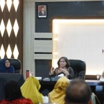 Pj Wali Kota Kediri, Zanariah, saat memberikan arahan terkait pengelolaan sampah. Foto: Ist