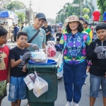 Pj Wali Kota Kediri Zanariah saat memasukkan sampah ke tempat yang telah disediakan. Foto: Ist.