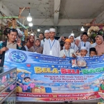 KWG bersama KUPG saat mengajak anak yatim belanja baju lebaran di Pasar Gresik. Foto: Ist.