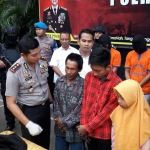Kapolres AKBP Wahyu Sri Bintoro bersama para korban saat mengekspos para tersangka. foto: SYUHUD/ BANGSAONLINE