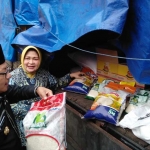 Wali Kota Malang Sutiaji saat memeriksa dan memastikan kualitas beras medium dan premium yang akan diluncurkan untuk operasi pasar, disaksikan kepala Bulog Malang Fachria Latuconsina, di gudang Bulog Gadang, Kamis (03/01). foto: IWAN IRAWAN/ BANGSAONLINE